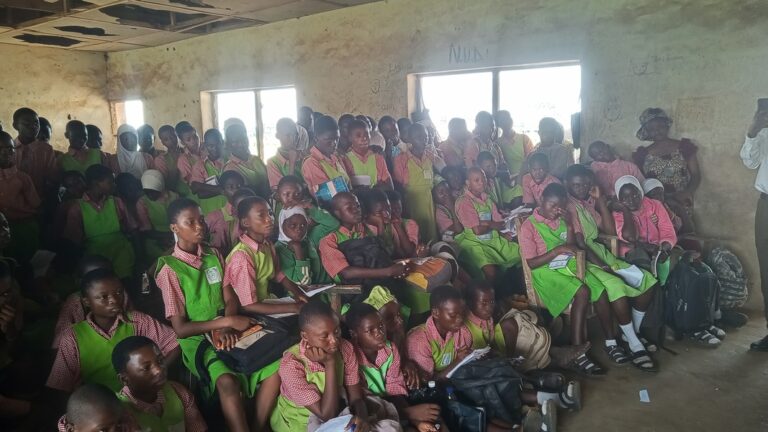 {"capture_mode":"AutoModule","faces":["-1020_1181_-704_1496","-2440_1611_-2188_1863","-3000_1753_-2747_2005","-3402_1706_-3160_1947"]}